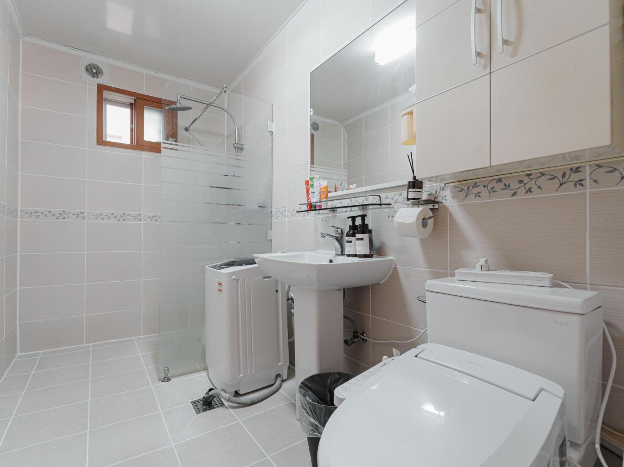 Apartment Comfortable 10 Min From Hongik University, 5min From Gajwa Station With Baby Products, 4 Bedrooms 8 People Seoul