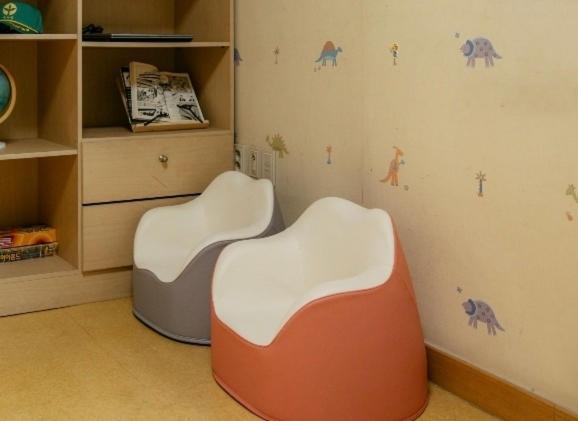 Comfortable 10 Min From Hongik University, 5min From Gajwa Station With Baby Products, 4 Bedrooms 8 People Seoul