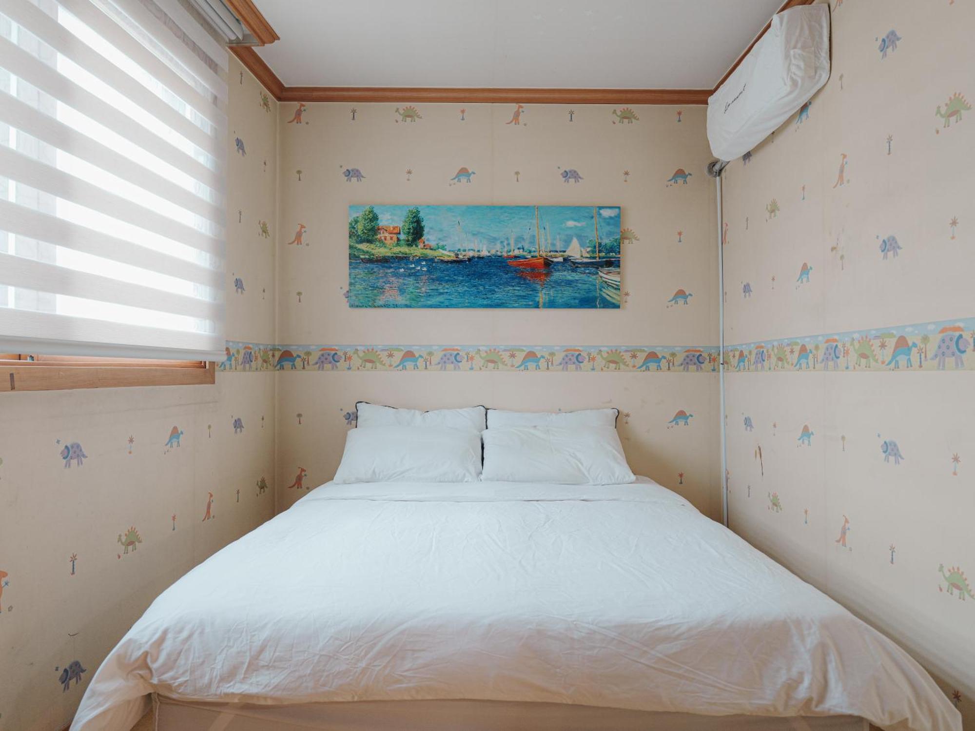 Apartemen Comfortable 10 Min From Hongik University, 5min From Gajwa Station With Baby Products, 4 Bedrooms 8 People