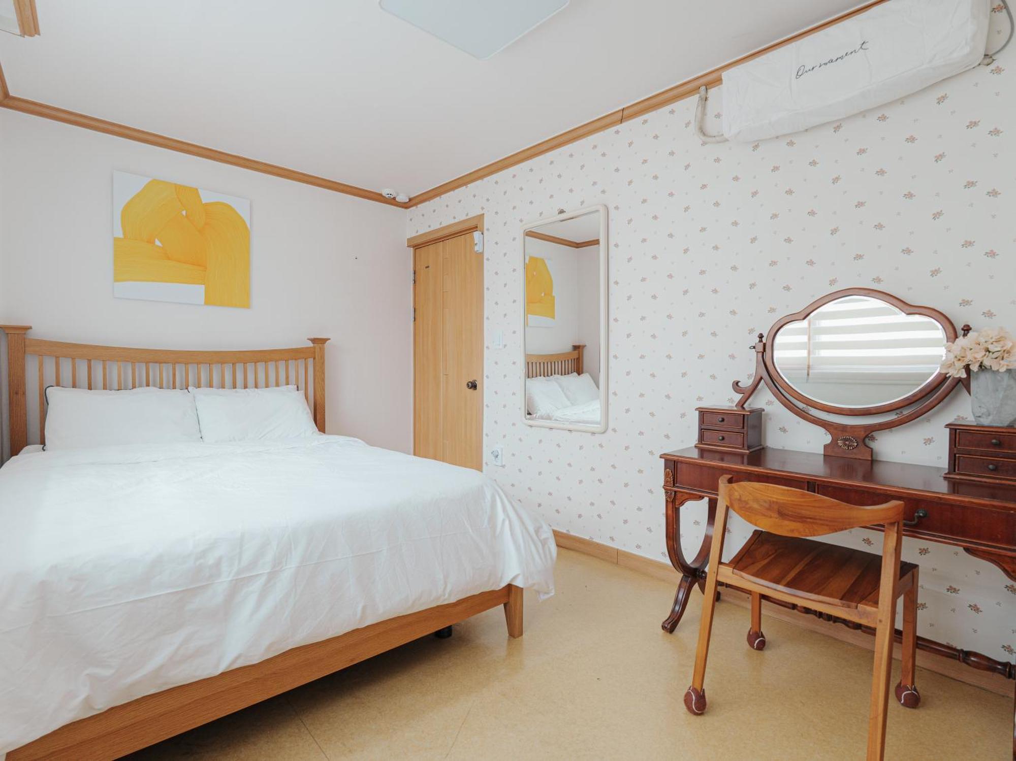 Comfortable 10 Min From Hongik University, 5min From Gajwa Station With Baby Products, 4 Bedrooms 8 People Apartemen