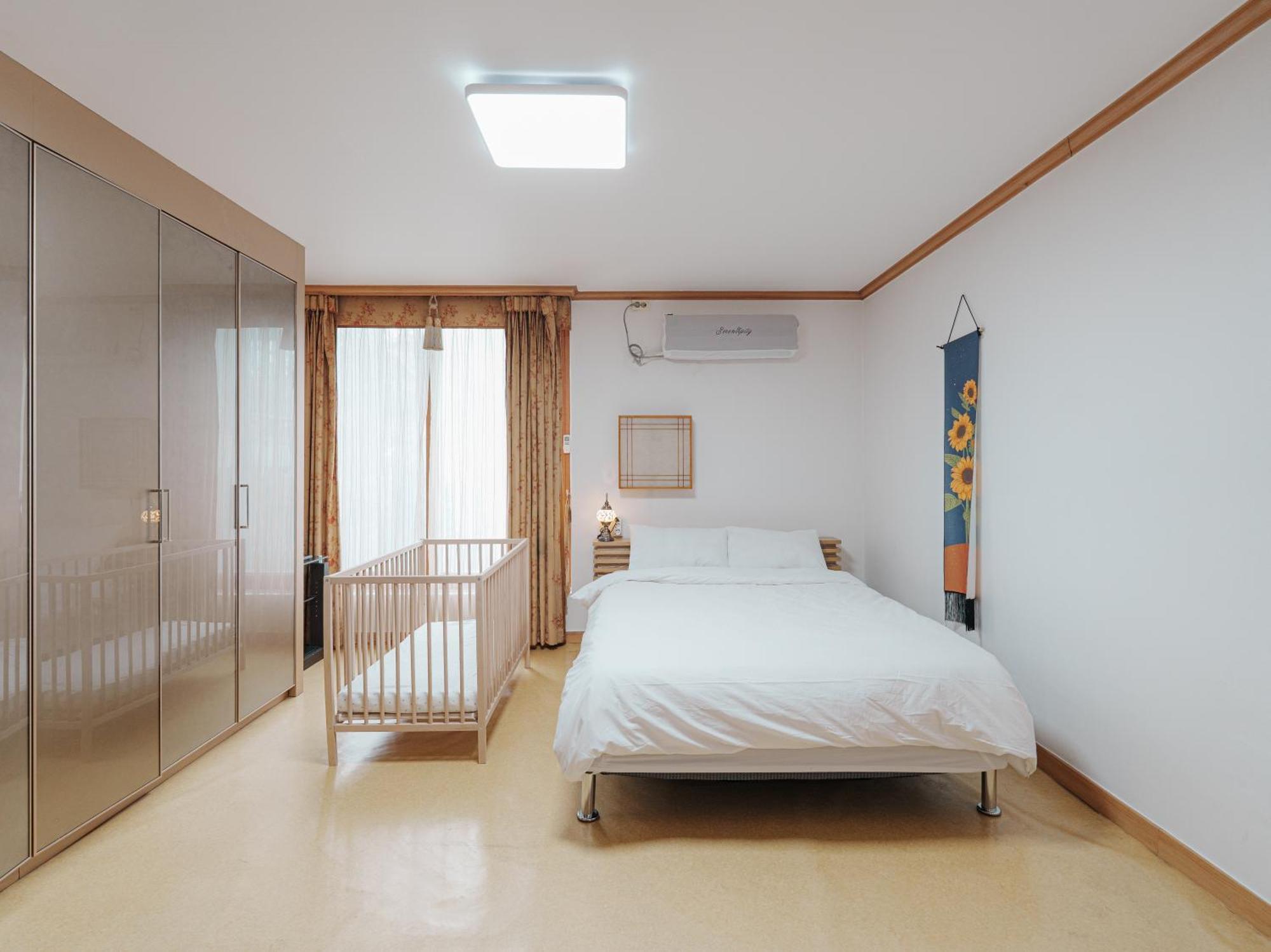 Apartemen Comfortable 10 Min From Hongik University, 5min From Gajwa Station With Baby Products, 4 Bedrooms 8 People