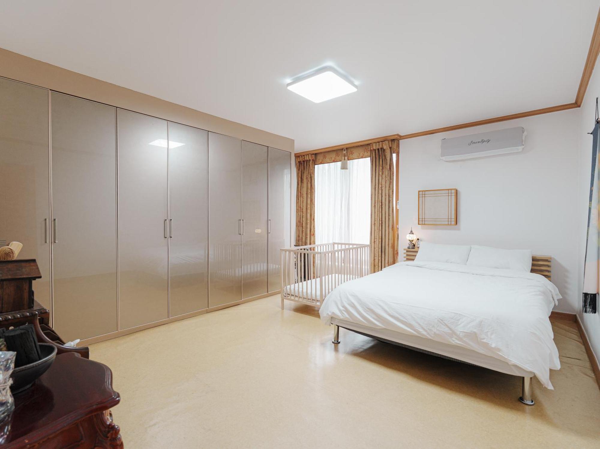 Comfortable 10 Min From Hongik University, 5min From Gajwa Station With Baby Products, 4 Bedrooms 8 People