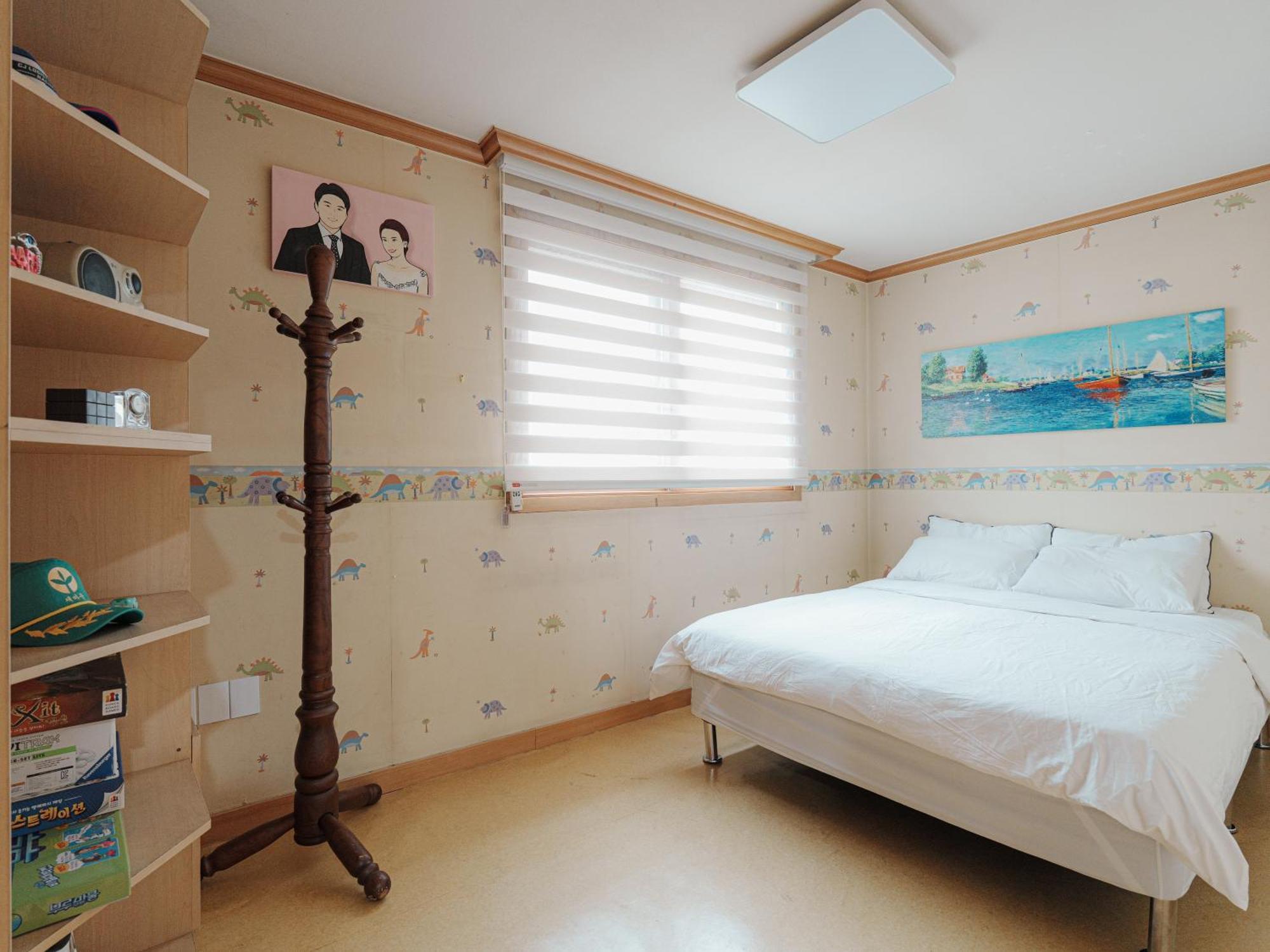 Apartemen Comfortable 10 Min From Hongik University, 5min From Gajwa Station With Baby Products, 4 Bedrooms 8 People