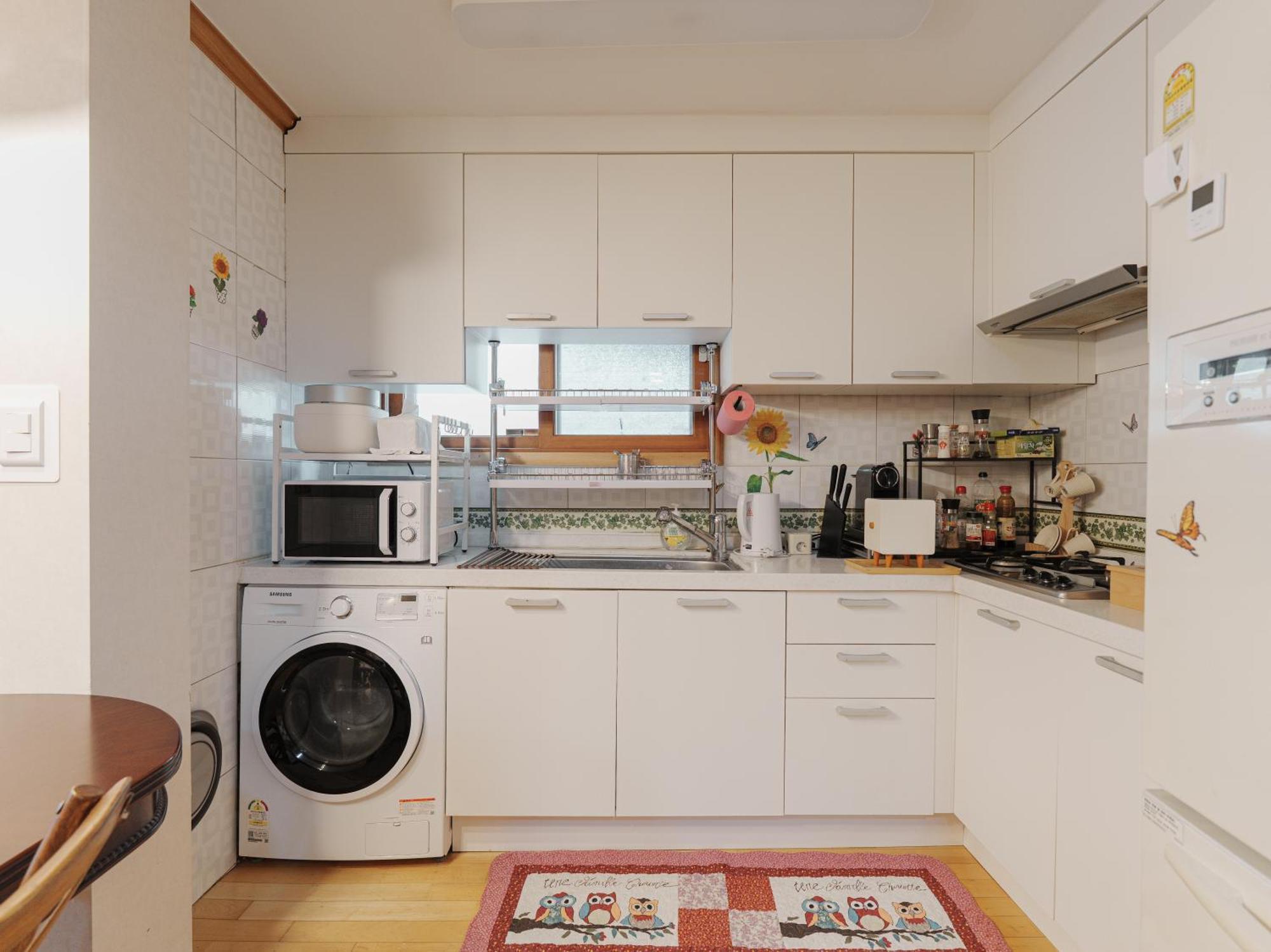 Apartemen Comfortable 10 Min From Hongik University, 5min From Gajwa Station With Baby Products, 4 Bedrooms 8 People