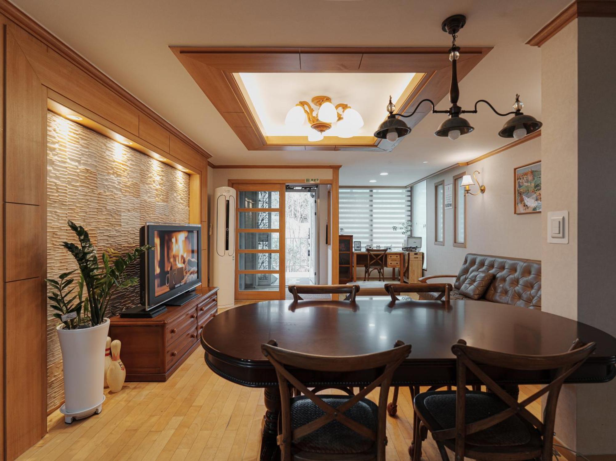 Comfortable 10 Min From Hongik University, 5min From Gajwa Station With Baby Products, 4 Bedrooms 8 People Apartemen