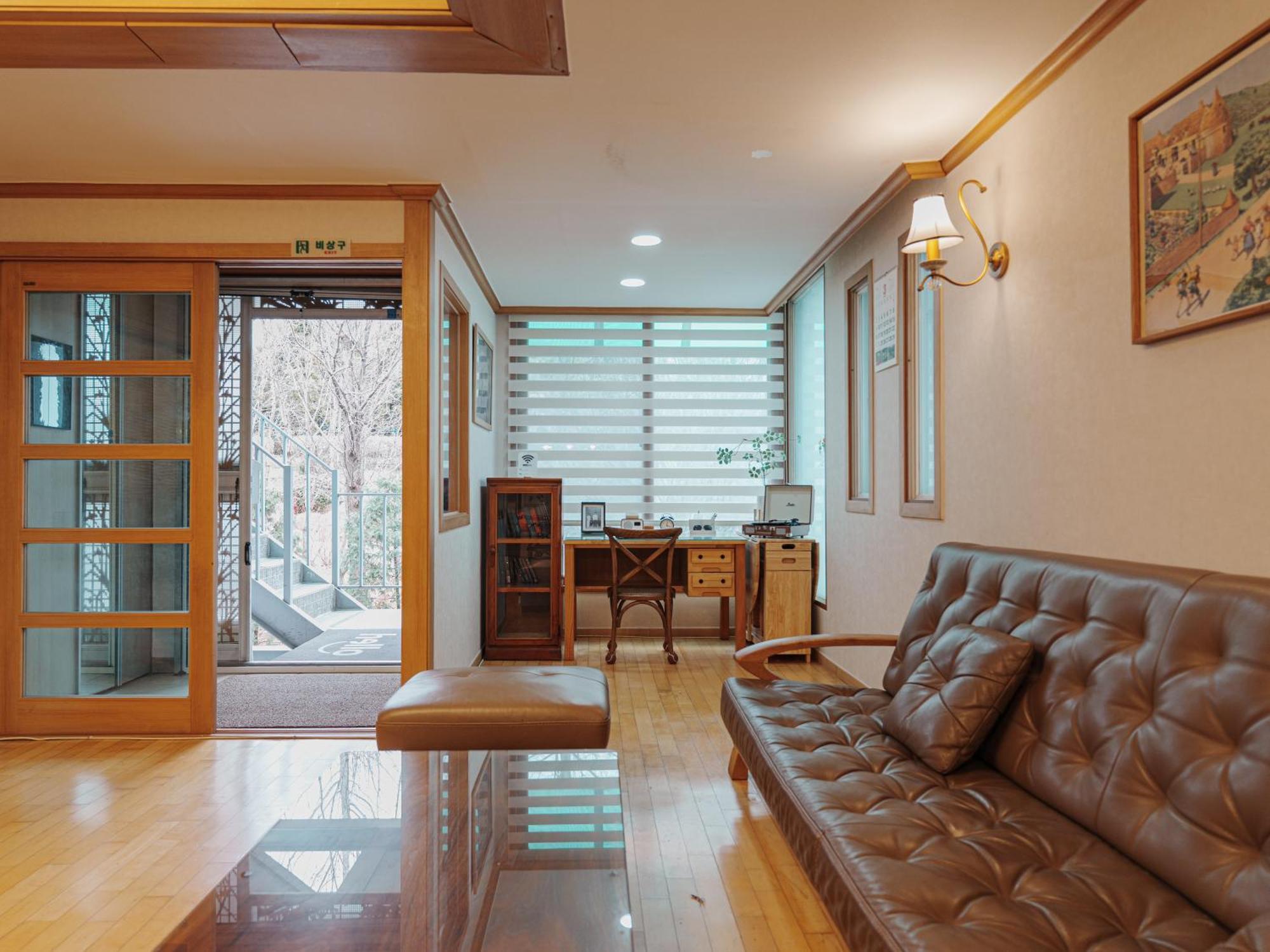 Comfortable 10 Min From Hongik University, 5min From Gajwa Station With Baby Products, 4 Bedrooms 8 People Apartemen